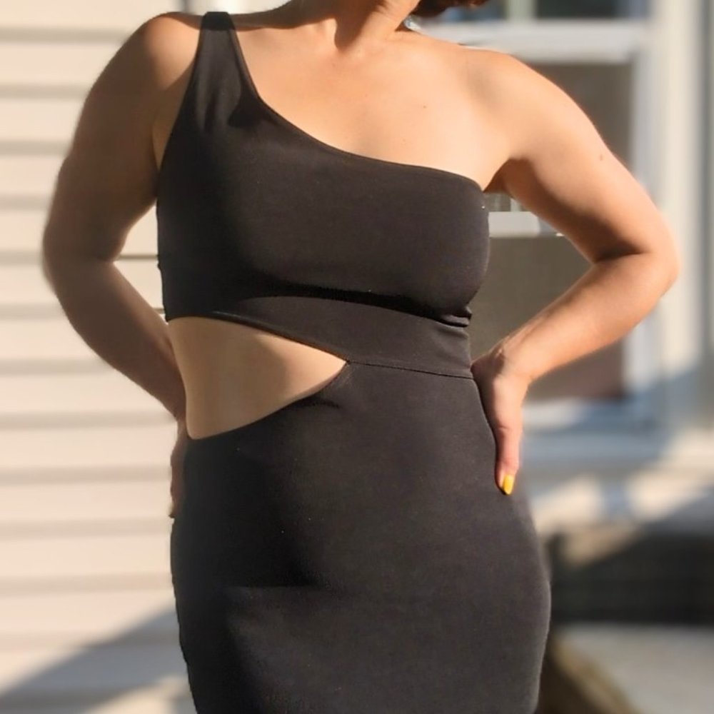 Hugo Buscati Size 6 Asymmetrical Cut Out Black Dress